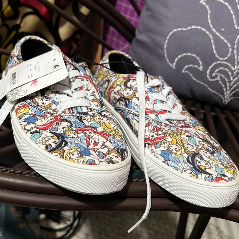 NWT Disney Women Size 7 Sneakers Princess Graphic Canvas Lace Up tennis shoes